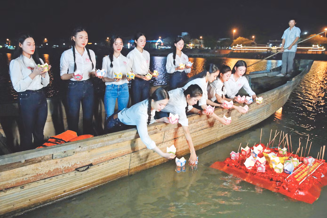 Thí sinh dự thi Hoa hậu Việt Nam 2024 thả hoa đăng trên dòng sông Thạch Hãn Ảnh: Hồng Vĩnh