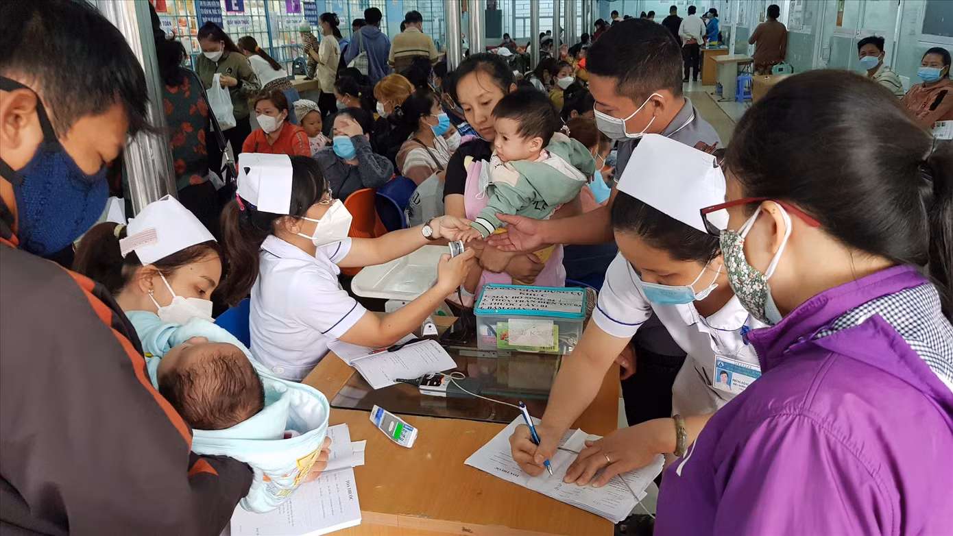 Trẻ mắc bệnh hô hấp điều trị tại Bệnh viện Nhi Đồng 1 TPHCM. Ảnh: Vân Sơn