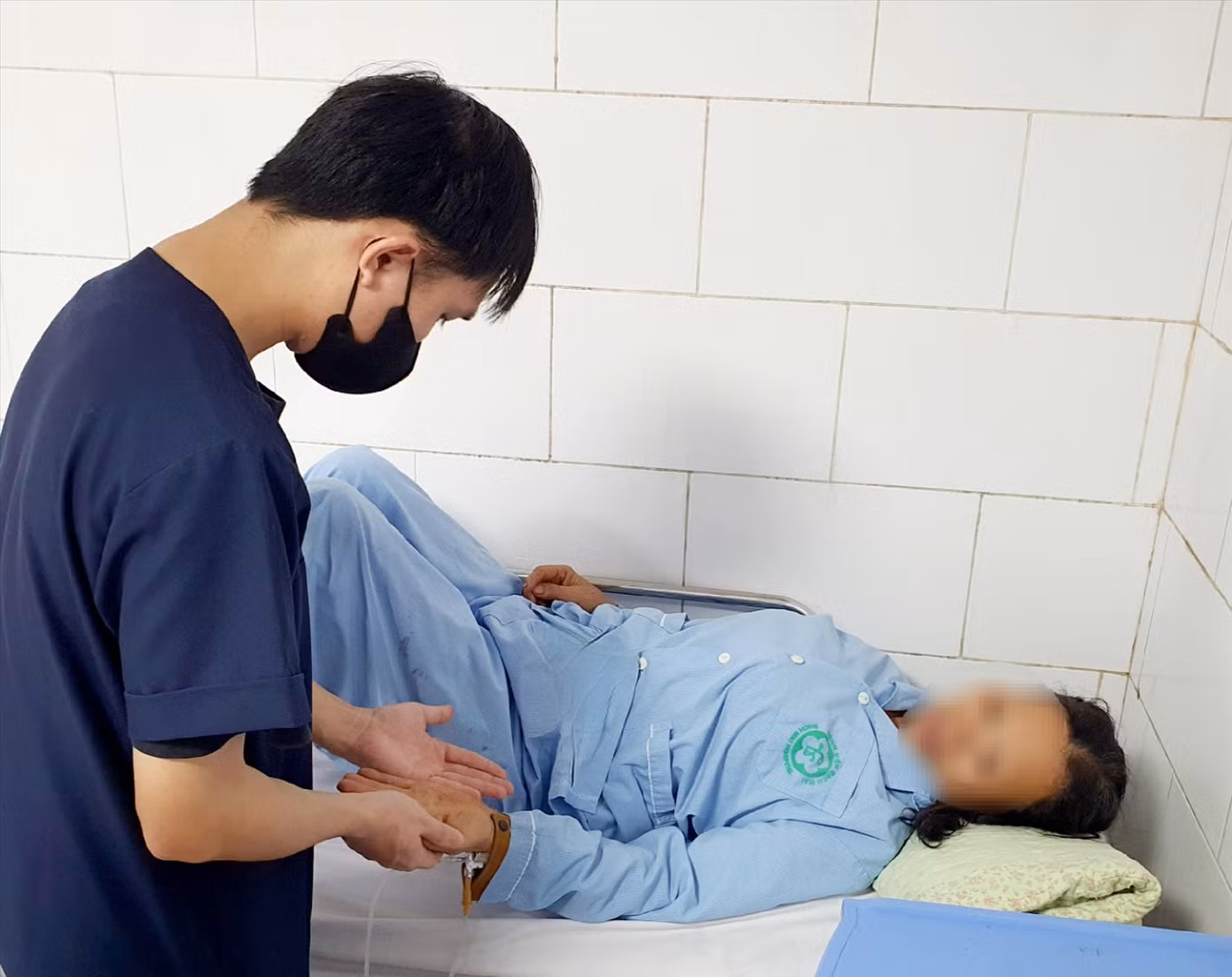 Bệnh nhân ngộ độc nấm điều trị tại BV Bạch Mai