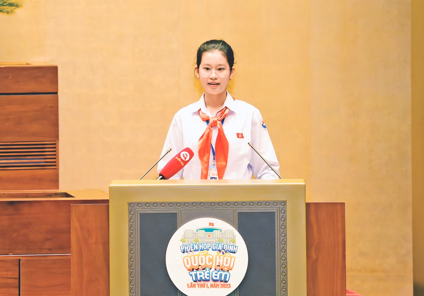 Em Đặng Cát Tiên - Chủ tịch "Quốc hội trẻ em" phát biểu tại phiên toàn thể phiên họp giả định "Quốc hội trẻ em" lần thứ I năm 2023. Ảnh: Xuân Tùng