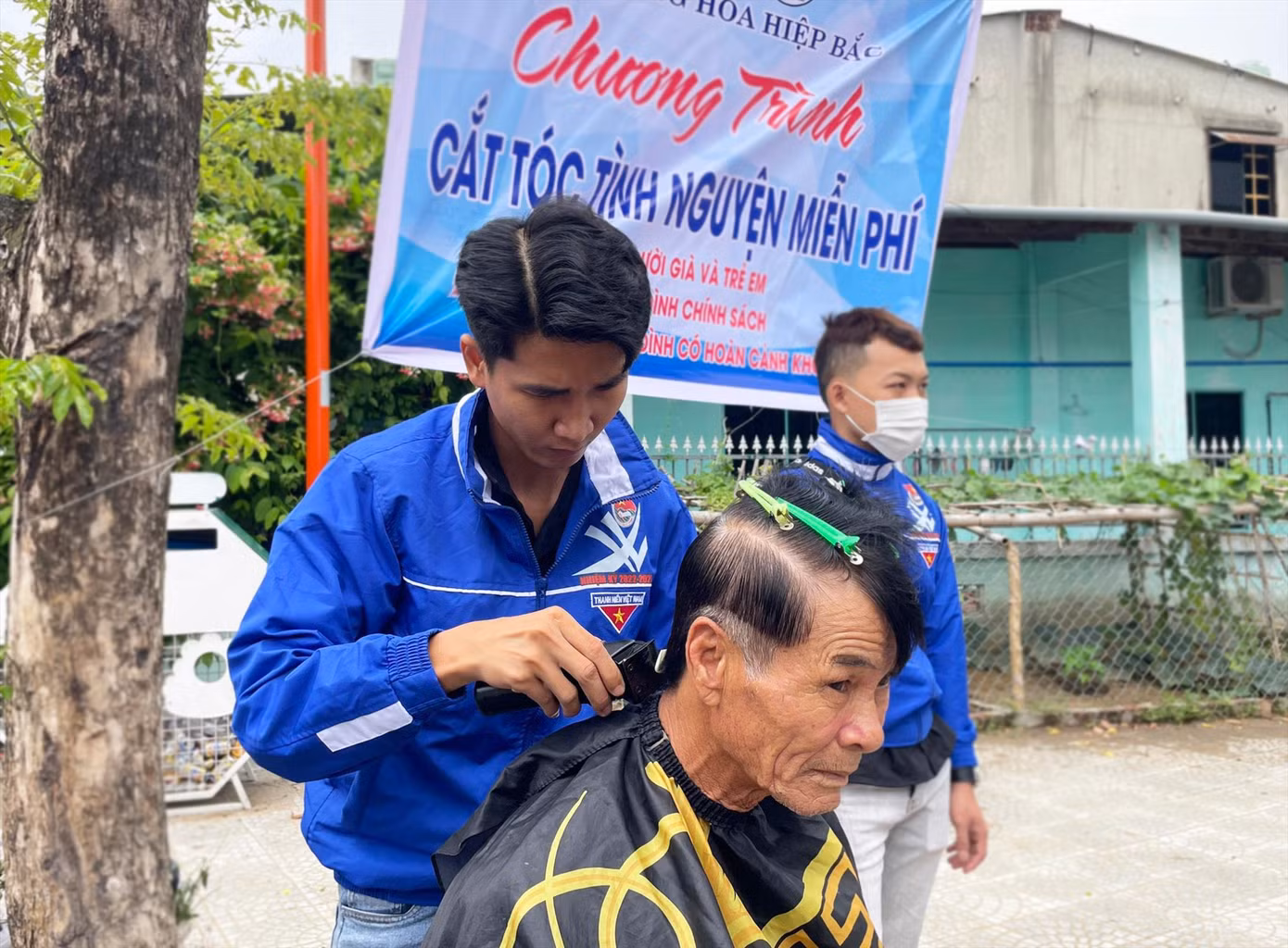 Bạn trẻ cắt tóc miễn phí cho các trường hợp có hoàn cảnh khó khăn, đối tượng chính sách trên địa bàn phường Hòa Hiệp Bắc