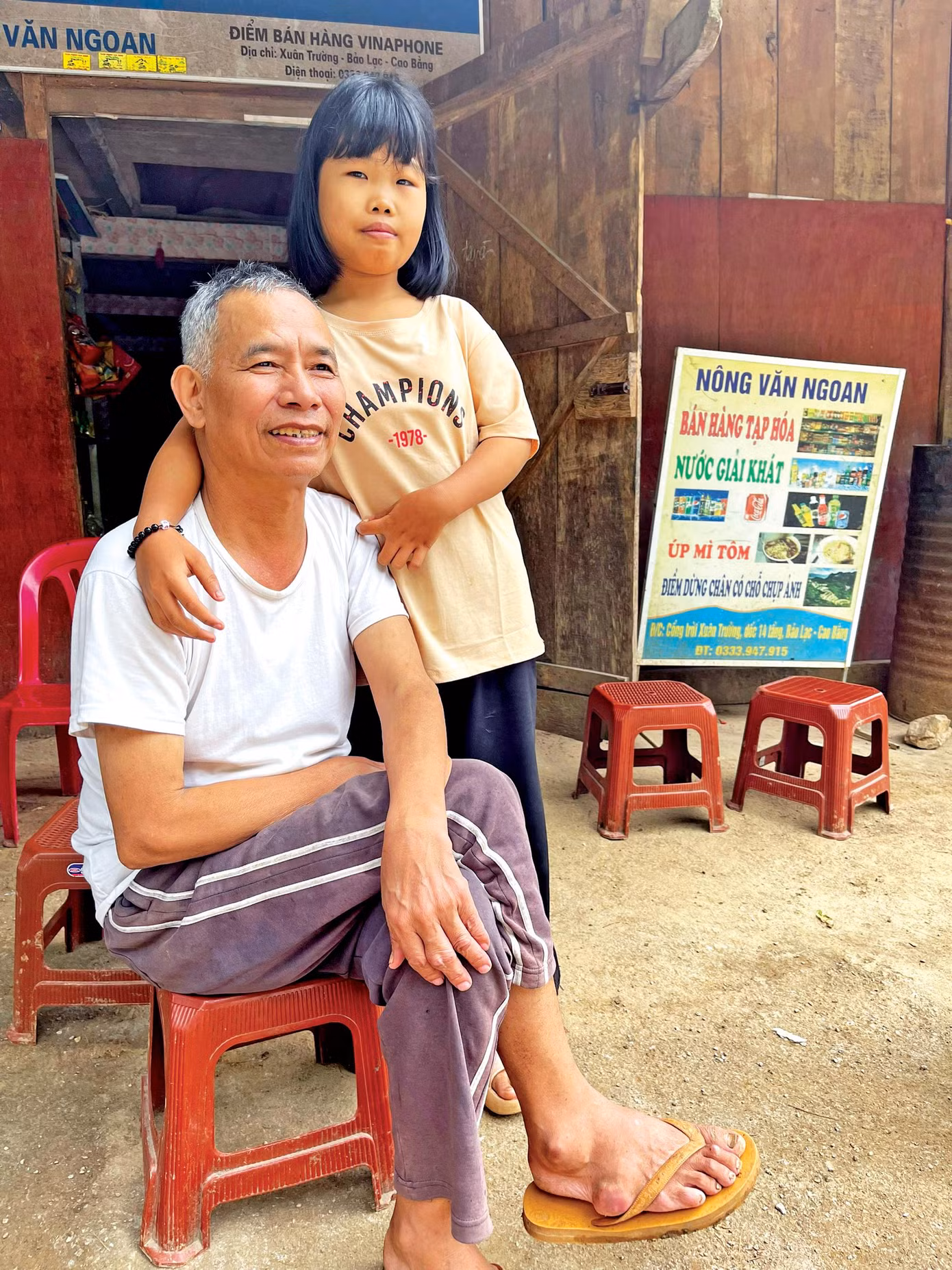 Ông Nông Văn Ngoan, chủ quán nước, người tìm ra địa điểm ngắm toàn bộ con đèo 14 tầng và cháu ngoại