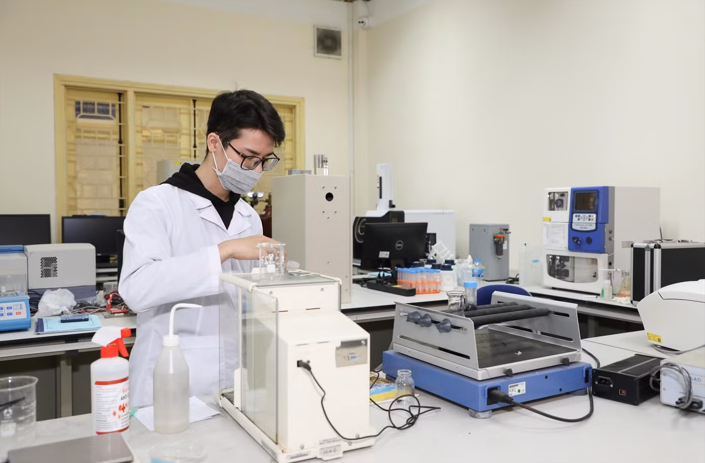 Nghiên cứu trong phòng thí nghiệm của Trường ĐH Khoa học Tự nhiên - ĐH Quốc gia Hà NộiẢnh: Diệp An