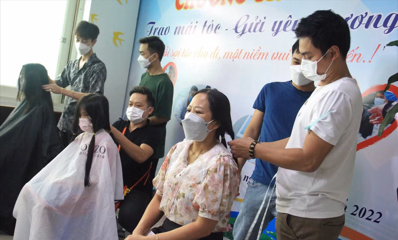 Những mái tóc dài dày công chăm dưỡng được hiến tặng cho các bệnh nhân ung thư. Ảnh: Thanh Trần