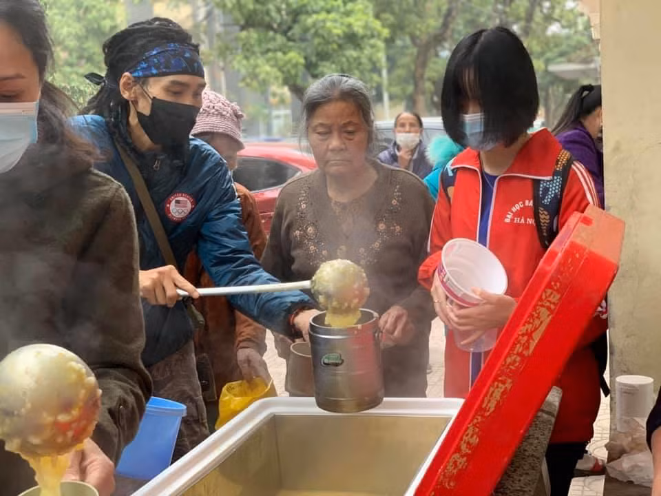 Anh Nguyễn Xuân Hoàn nấu cháo tặng bệnh nhân tại các bệnh viện