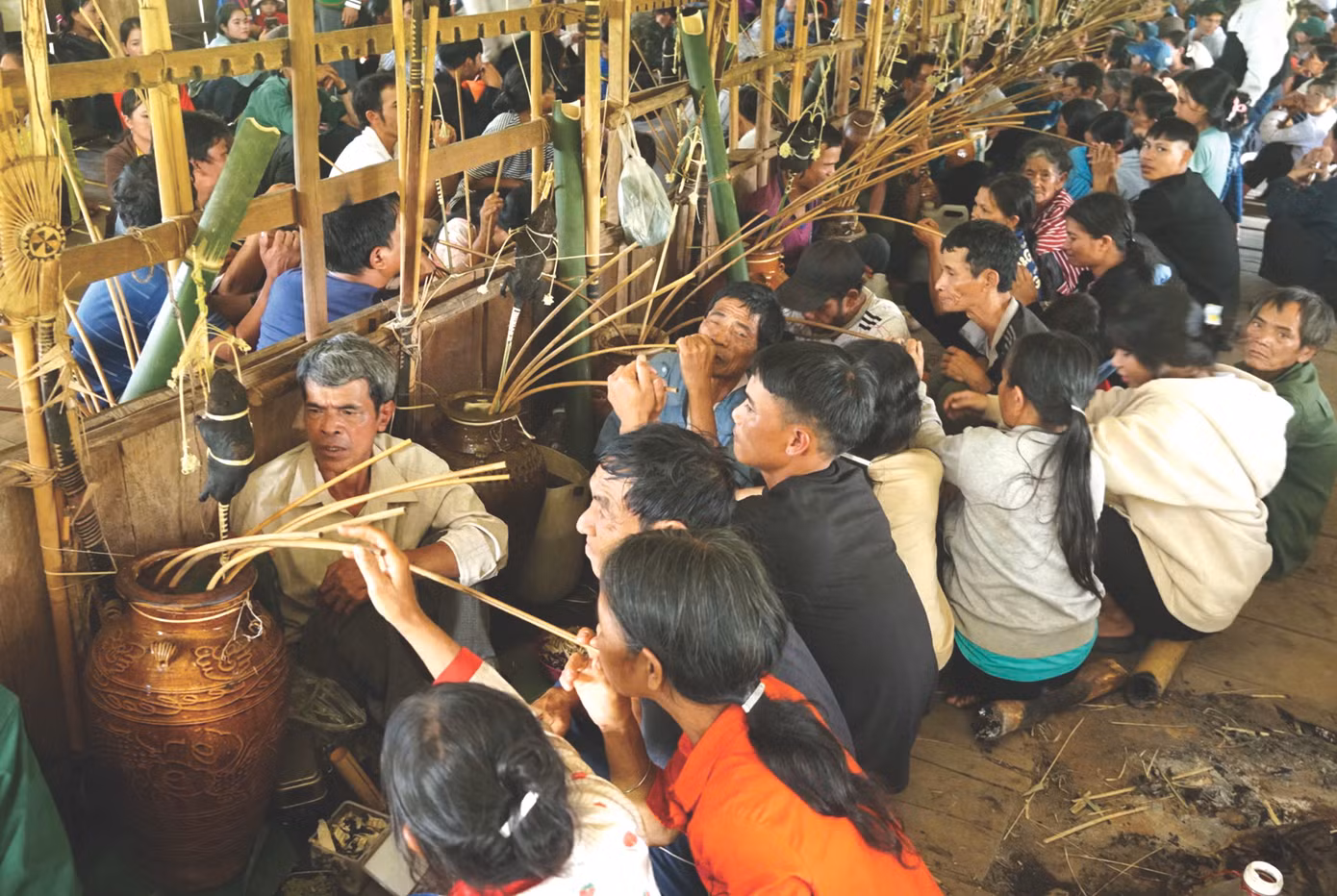 Ông Khoe mời dân làng đến uống rượu cần