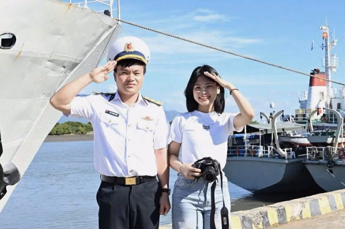 Nhà báo Uyển Nhi tác nghiệp ở biển đảo