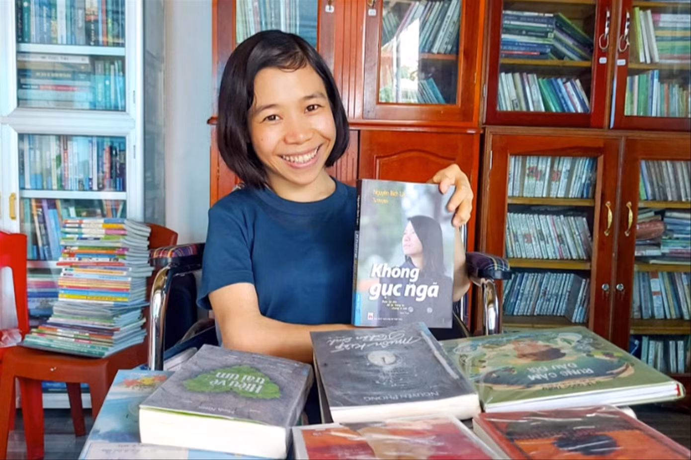 Trần Thúy Nga cùng cuốn sách yêu thích.