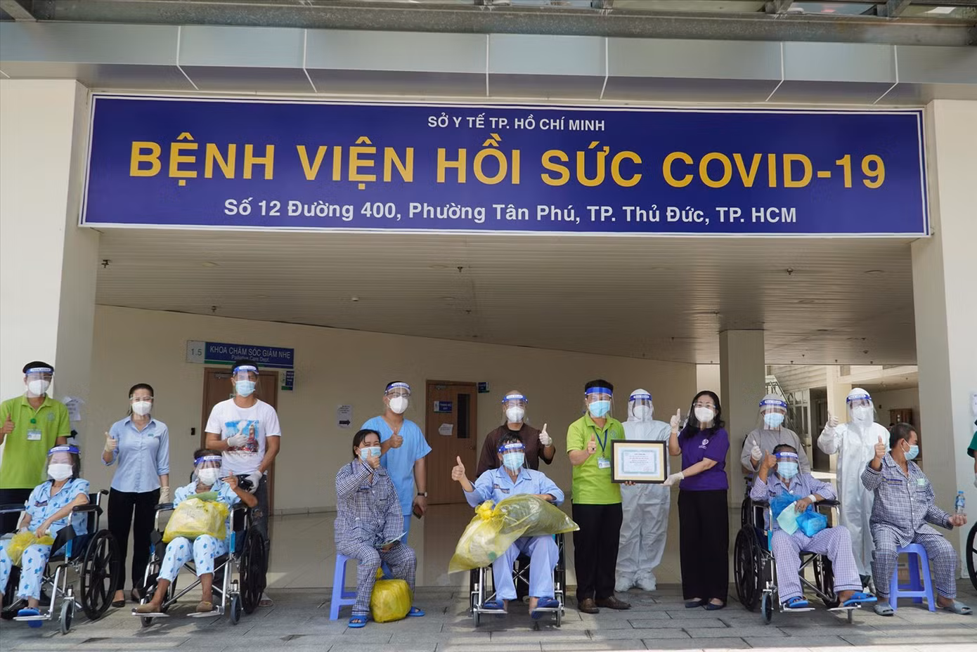 Những bệnh nhân hạnh phúc rời bệnh viện sau khi được hồi sinh