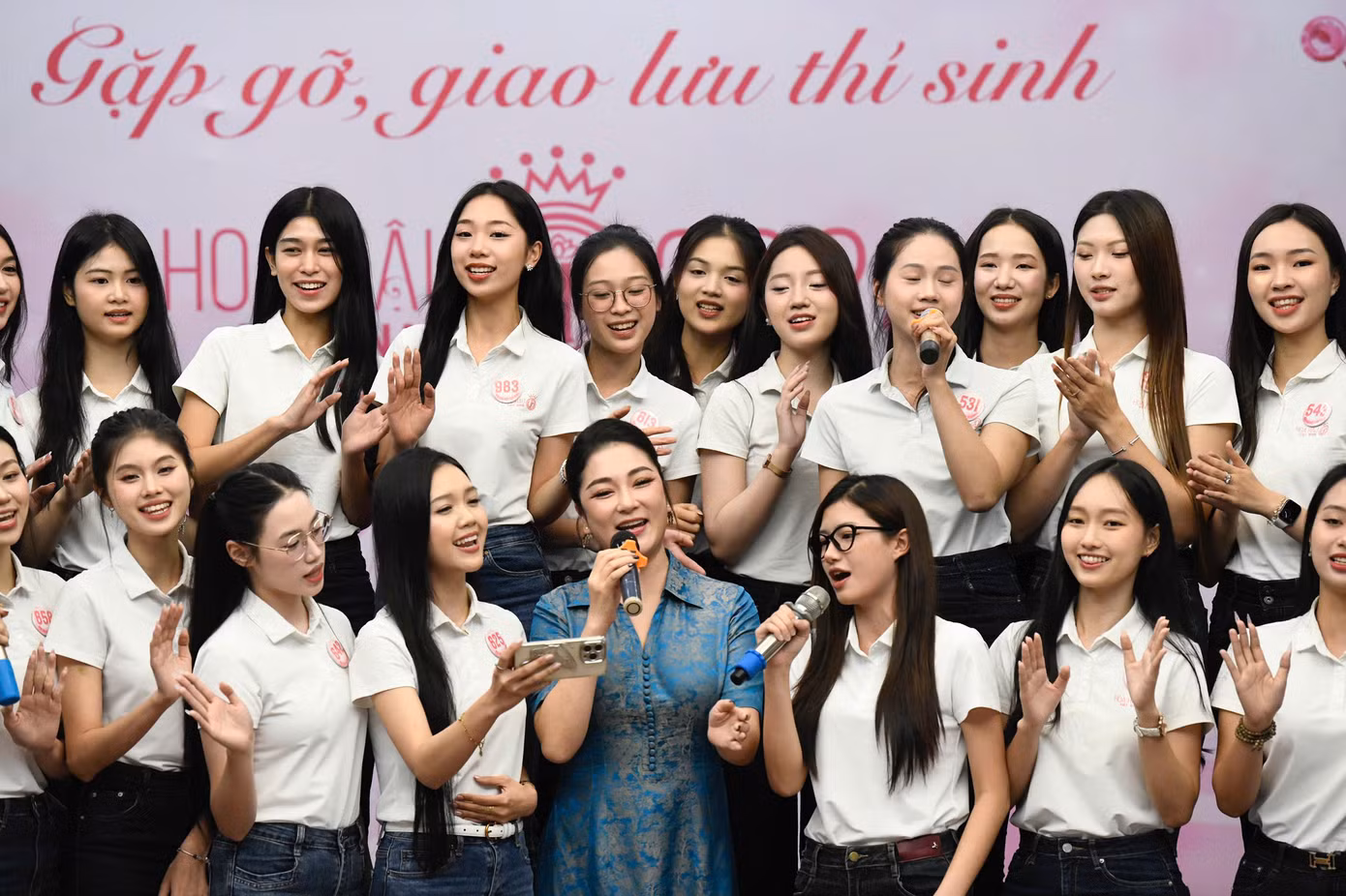 Hoa hậu Nguyễn Thị Huyền giao lưu với các thí sinh Ảnh: Trọng Tài.
