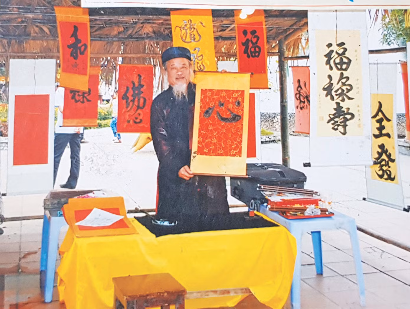Ông Vũ Ngọc Kỳ trong một cuộc tham gia viết thư pháp. Ảnh nhân vật cung cấp.
