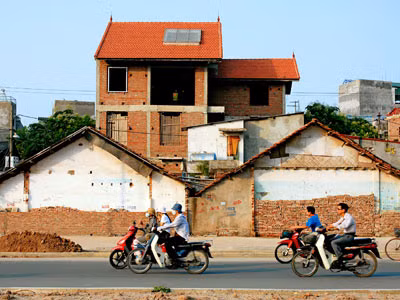 Cạnh tranh với chung cư, nhà thổ cư trong ngõ buộc phải hạ giá. Ảnh: H.H