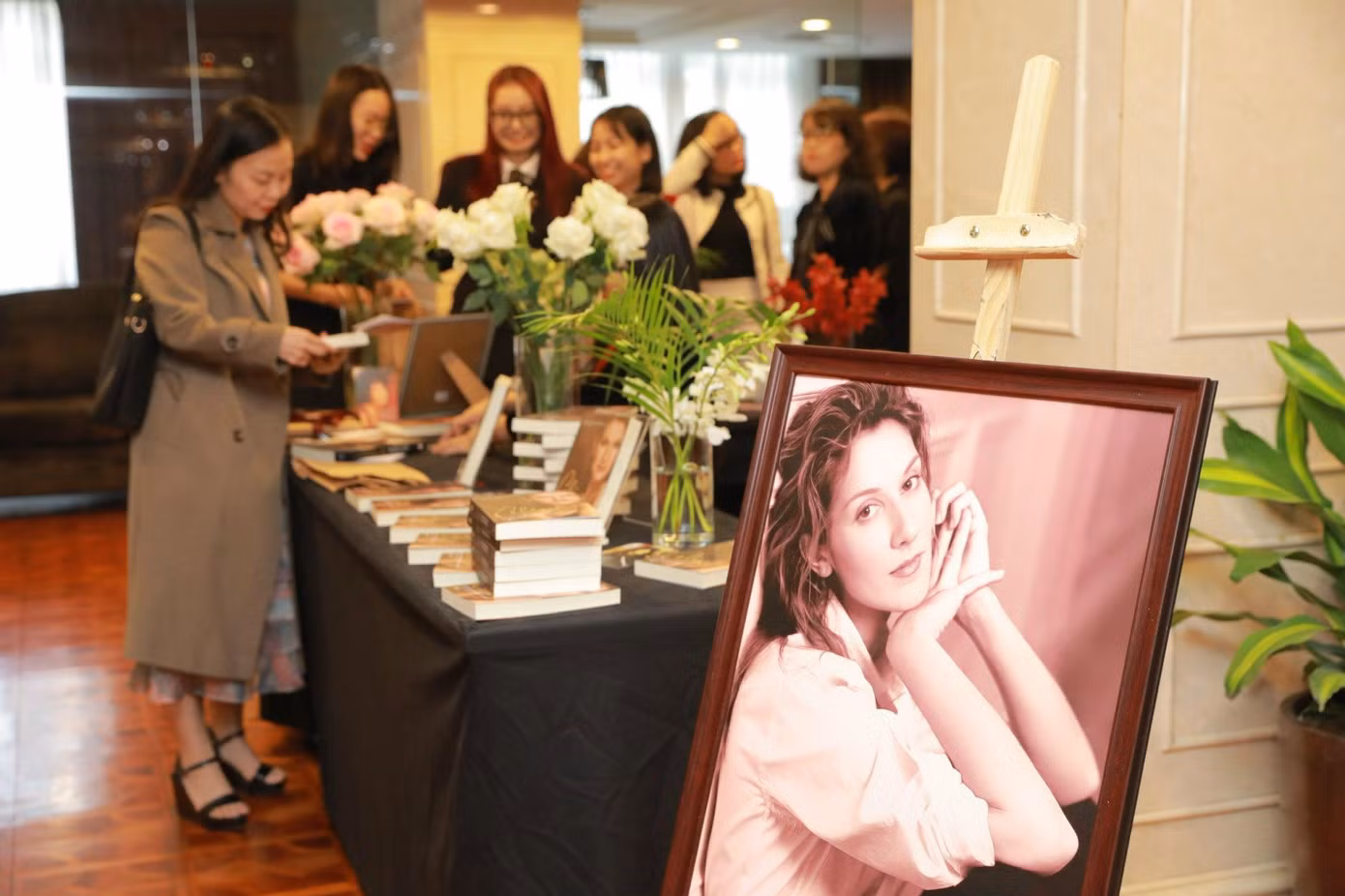 Một không gian nhỏ nơi tổ chức sự kiện ra mắt cuốn sách "Celine Dion: Câu chuyện đời tôi, giấc mơ trong tôi" chiều ngày 2/12/2022.