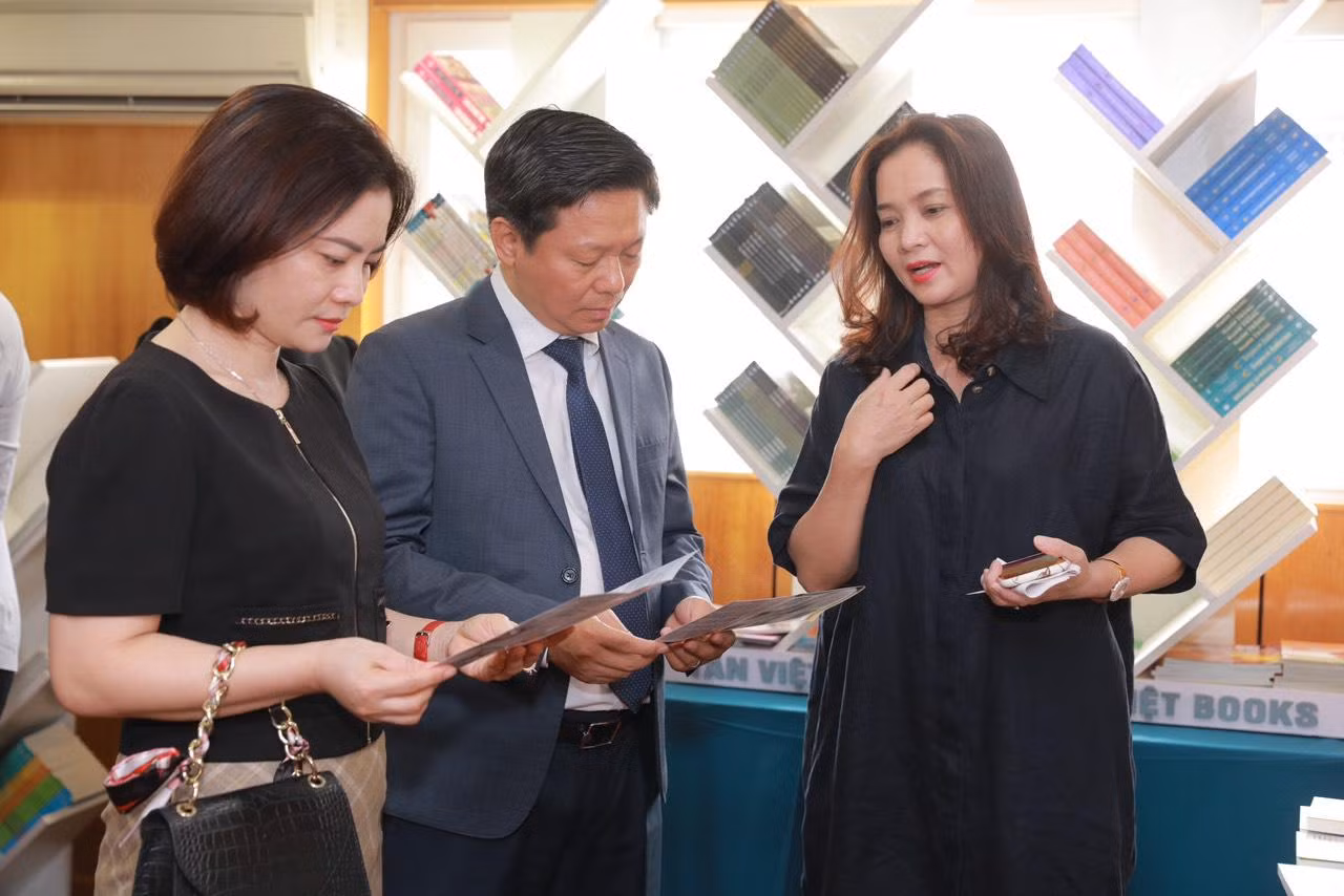 Bà Nguyễn Kim Thoa (ngoài cùng bên phải) - CEO Tân Việt Books - giới thiệu dự án với ông Trần Thanh Lâm - Phó Trưởng ban Tuyên giáo Trung ương. Ảnh: Tân Việt Books