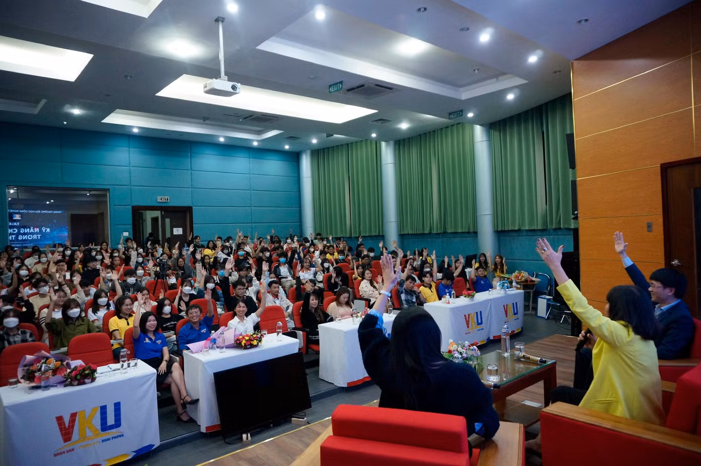 Hơn 300 sinh viên hào hứng tham gia chương trình.