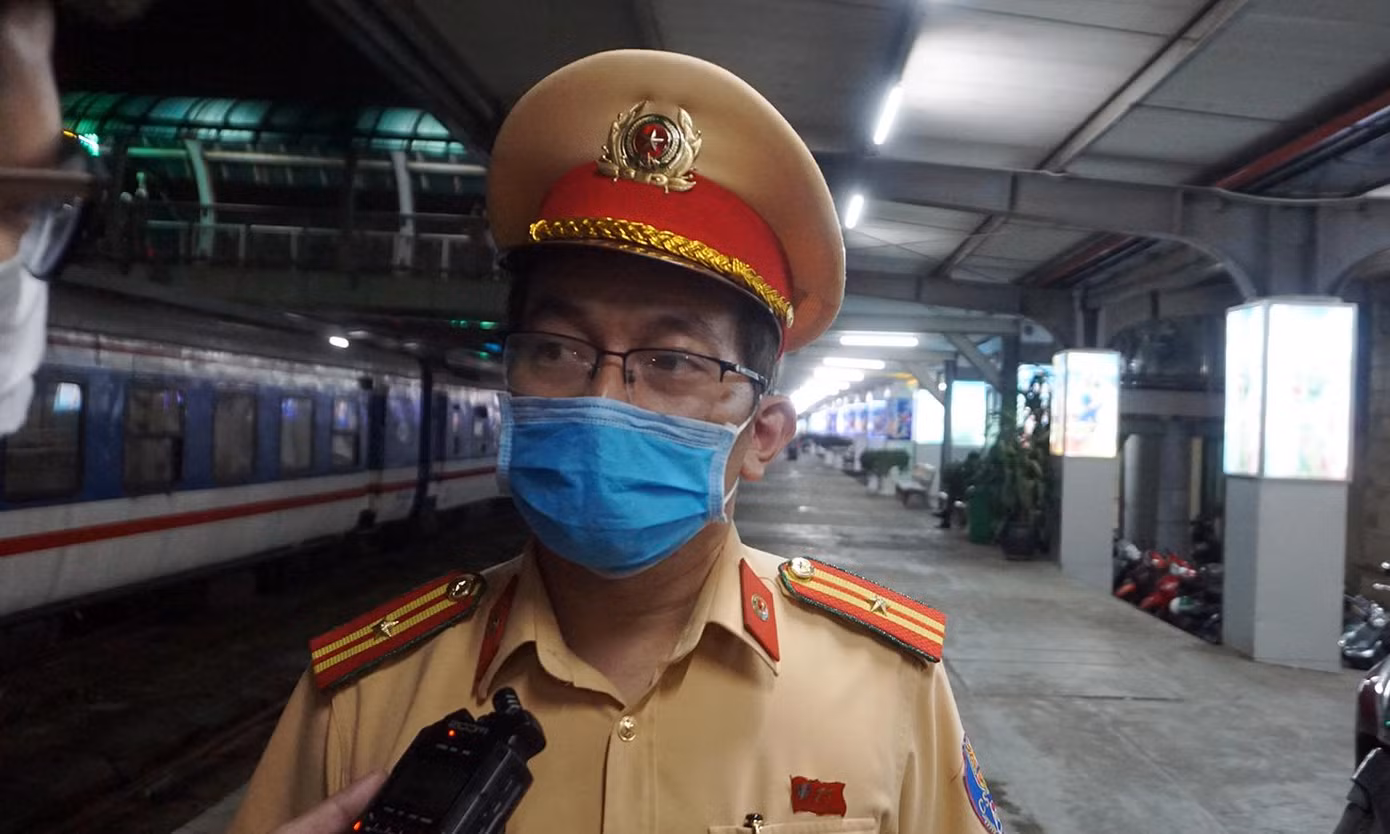 Thiếu tá Đỗ Thanh Tuấn – Đội trưởng Đội 1 cho biết, thực hiện kế hoạch của Cục CSGT về công tác đảm bảo trật tự an toàn giao thông dịp nghỉ lễ 30/4-1/5 và bầu cử, đơn vị phối hợp với các lực lượng tăng cường tuần tra kiểm soát đảm bảo trật tự an toàn giao thông tại khu vực Ga Hà Nội và tại các điểm trên tuyến.