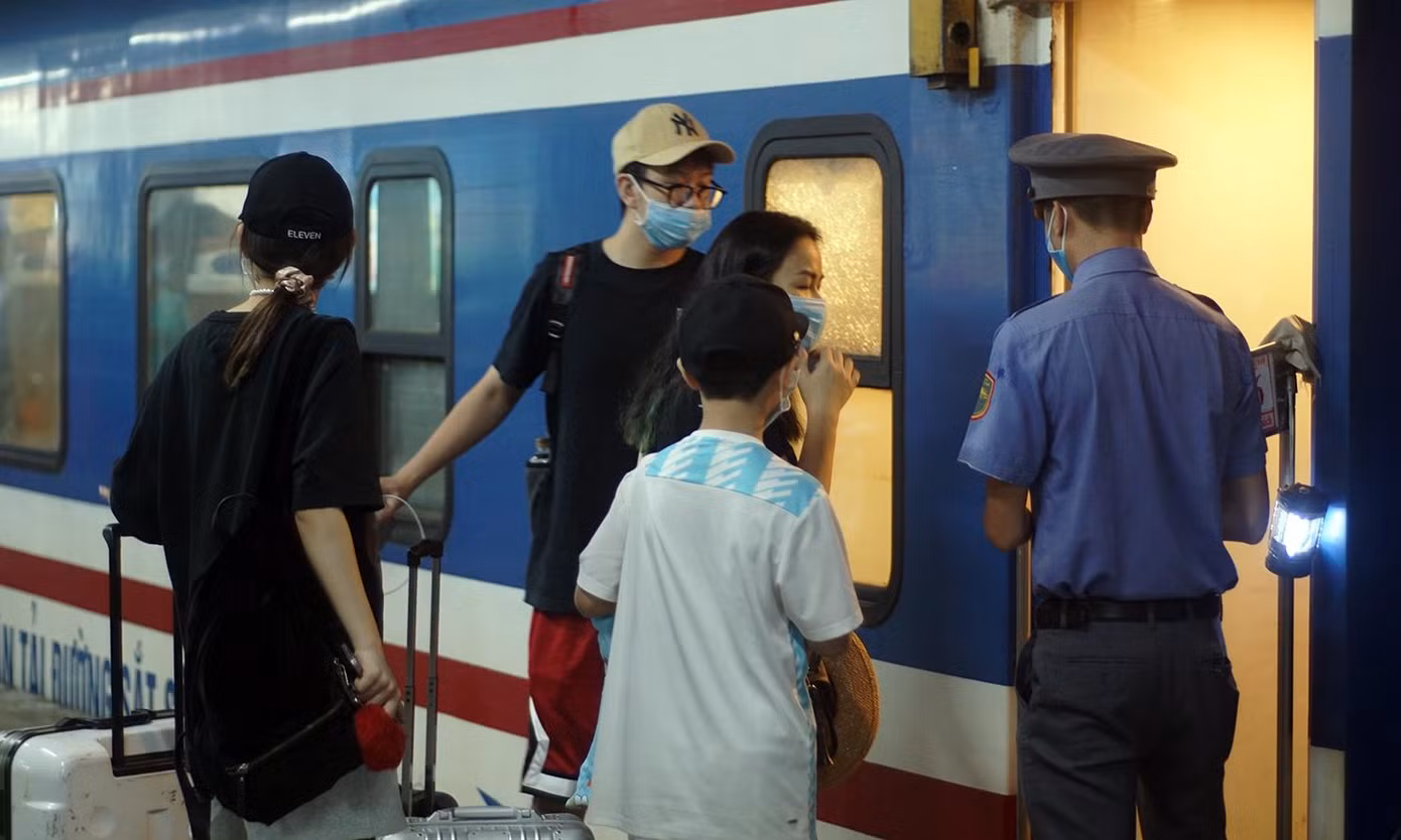 Quá trình kiểm tra, lực lượng CSGT cũng yêu cầu đối với trưởng tàu, lái tàu phải nghiêm chỉnh chấp hành các quy trình làm việc, chạy đúng tốc độ trên tuyến.