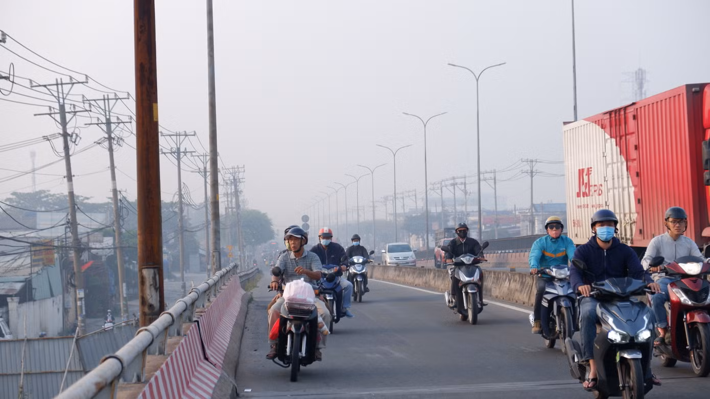 Đến gần 8 giờ sáng, nhiều nơi ở TPHCM tiếp tục bị bao phủ bởi sương mù. Đến gần 8 giờ sáng, nhiều nơi ở TPHCM tiếp tục bị bao phủ bởi sương mù.