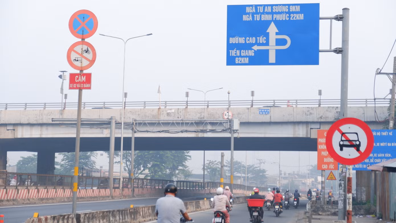 Tại cầu vượt nút giao quốc lộ 1 - Tân Tạo (quận Bình Tân). Tại cầu vượt nút giao quốc lộ 1 - Tân Tạo (quận Bình Tân).