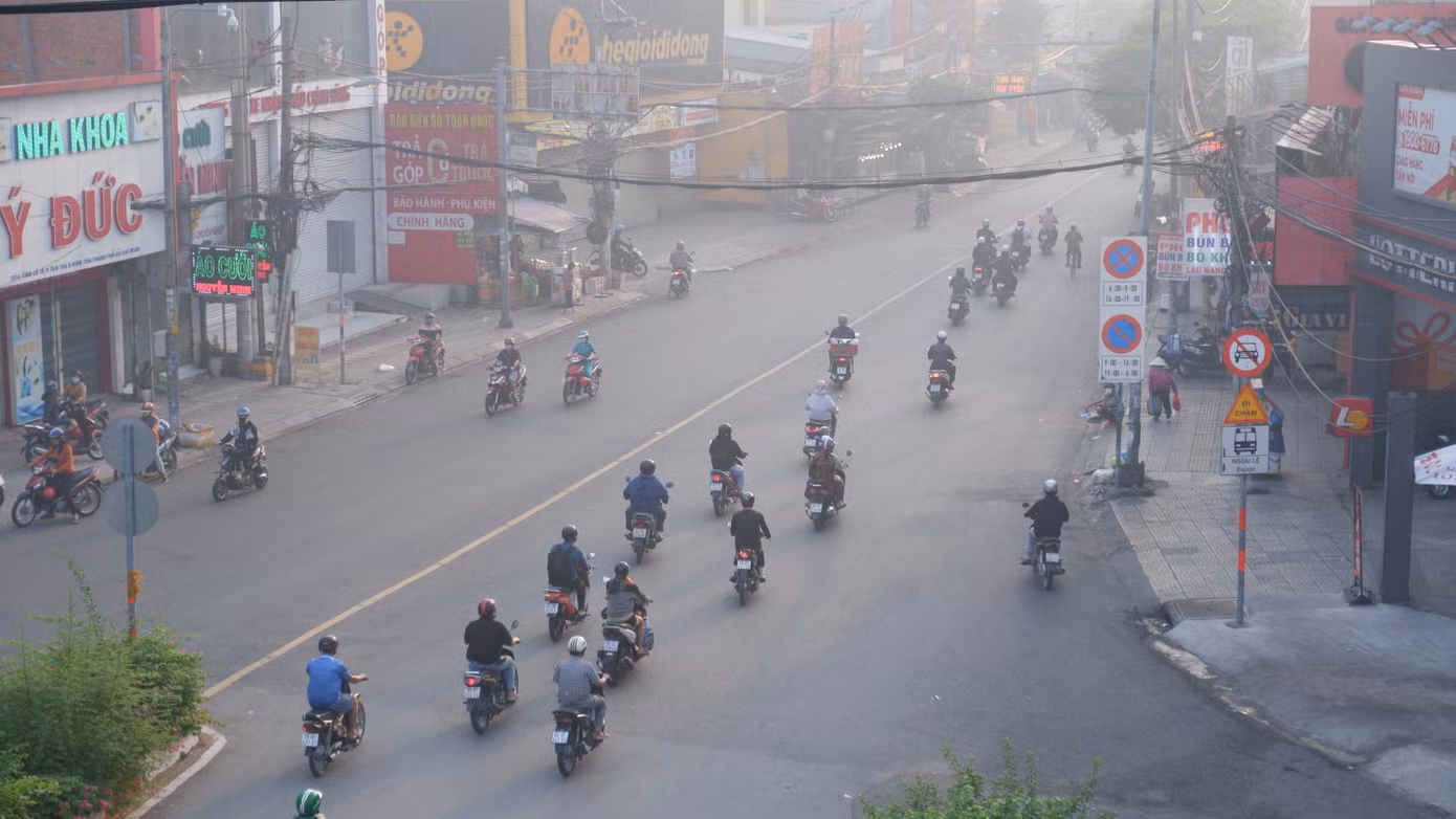 Tầm nhìn xa bị giảm do sương mù. Tầm nhìn xa bị giảm do sương mù.