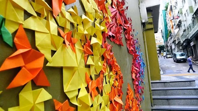 Cô gái đam mê nghệ thuật gấp giấy trên đường phố ảnh 5