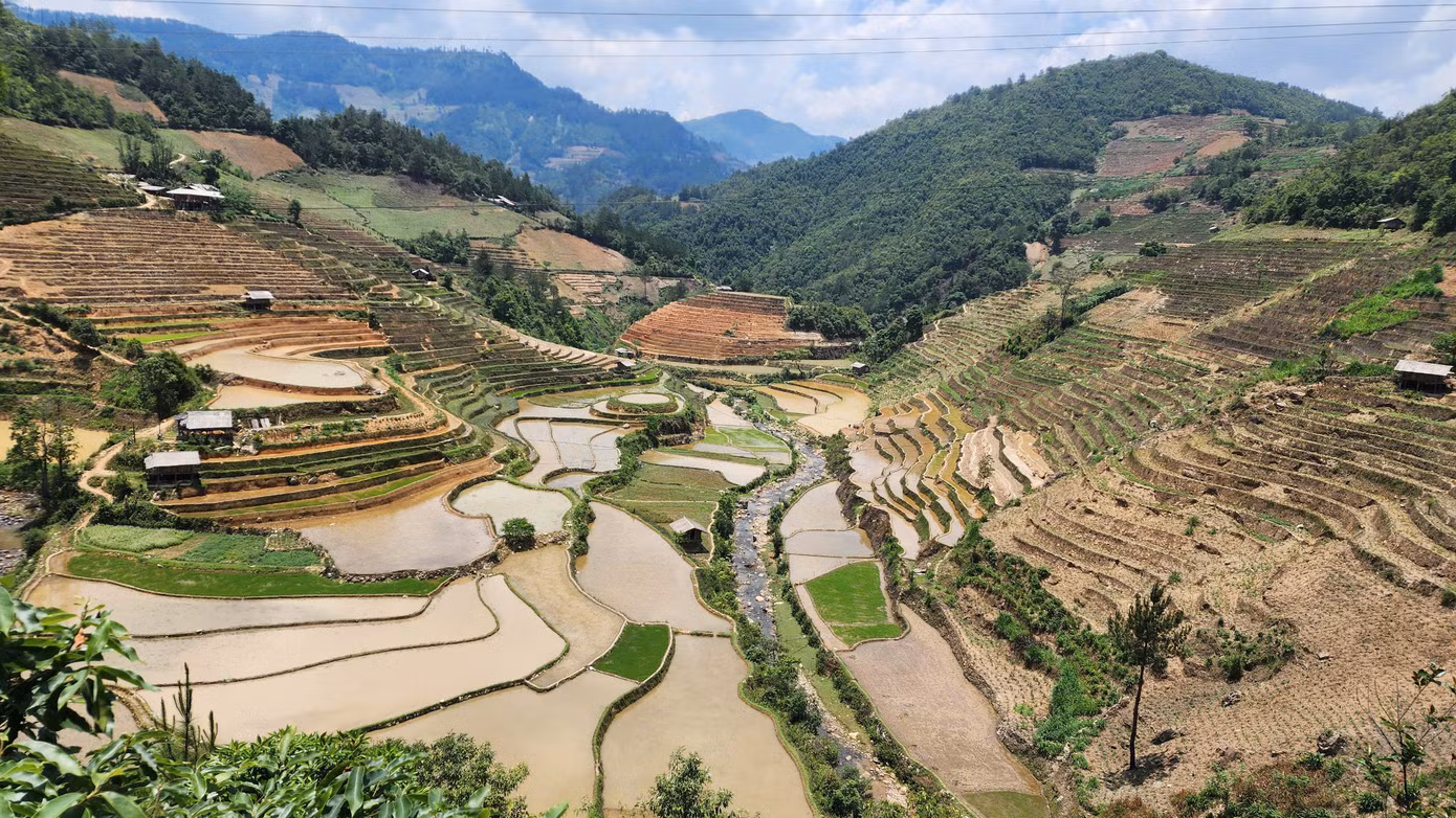Anh Hờ A Dê - hướng dẫn viên du lịch tại Mù Cang Chải cho biết, từ thời điểm này đến hết mùa nước đổ, ruộng bậc thang thay đổi diện mạo từng ngày. Nước đổ về, phủ đầy từng bậc ruộng, lấp lánh dưới nắng như dát bạc. Khi bà con bắt đầu cấy, ruộng chuyển dần sang màu xanh mát của lúa non. Du khách đến đây không chỉ được chiêm ngưỡng khung cảnh thiên nhiên hùng vĩ, mà còn có cơ hội cùng người dân trải nghiệm cấy lúa, tham gia sinh hoạt văn nghệ, đốt lửa trại giữa bản làng.