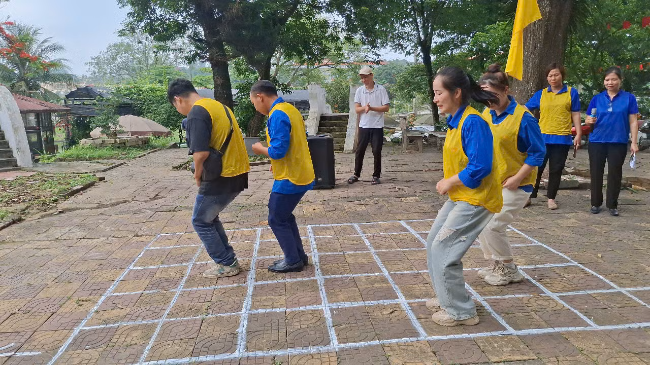 Học viên tham gia thực hành, trải nghiệm các hoạt động múa hát và trò chơi nhằm nâng cao khả năng tổ chức hoạt động sinh động, hiệu quả cho thiếu nhi.