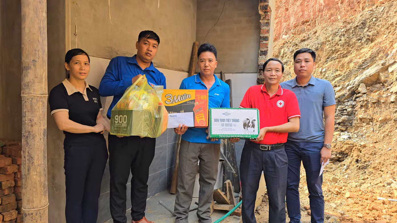 “Xin cảm ơn bạn đọc báo Tiền Phong đã kịp thời đến chia sẻ khó khăn với gia đình lúc này”, anh Tàn (ở giữa) chia sẻ.
