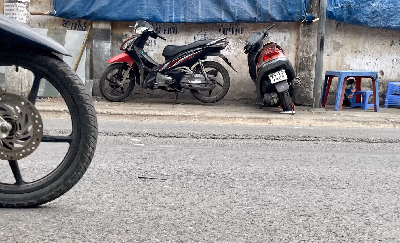 Đoạn đường lún tạo thành một mép mấp mô, nhìn như "mép vỉa hè" xuất hiện giữa lòng đường.