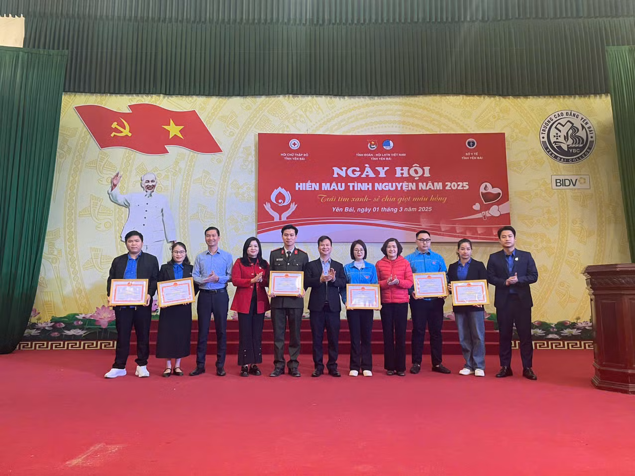 Các đơn vị nhận giấy khen, biểu dương tinh thần, trách nhiệm vì cộng đồng.