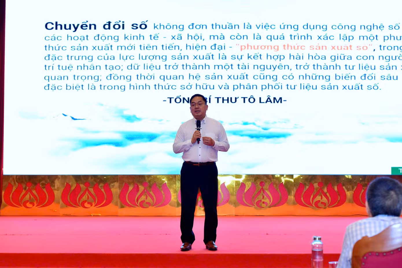 Ông Hoàng Nam Tiến - Phó Chủ tịch Hội đồng Trường Đại học FPT thuyết giảng tại hội nghị. Ảnh: TQ