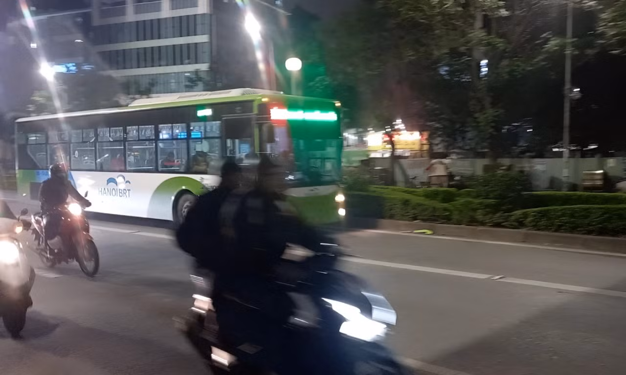 Xe buýt nhanh (BRT) hoạt động trên trục đường Lê Văn Lương.