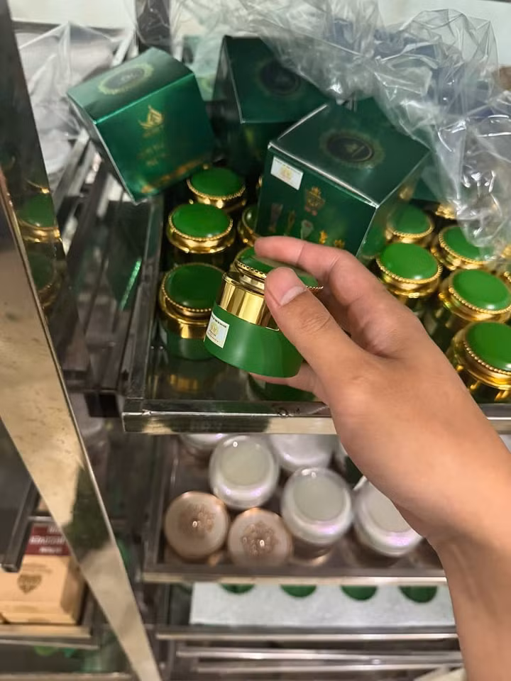 Nhiều sản phẩm là dầu gội, sữa tắm, mỹ phẩm... Nhiều sản phẩm là dầu gội, sữa tắm, mỹ phẩm...
