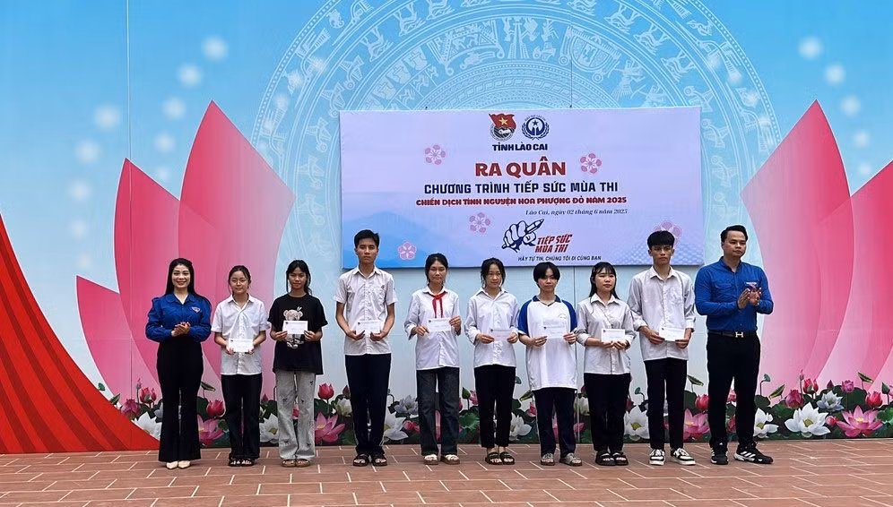 Tỉnh Đoàn Lào Cai trao học bổng cho các học sinh có hoàn cảnh khó khăn.