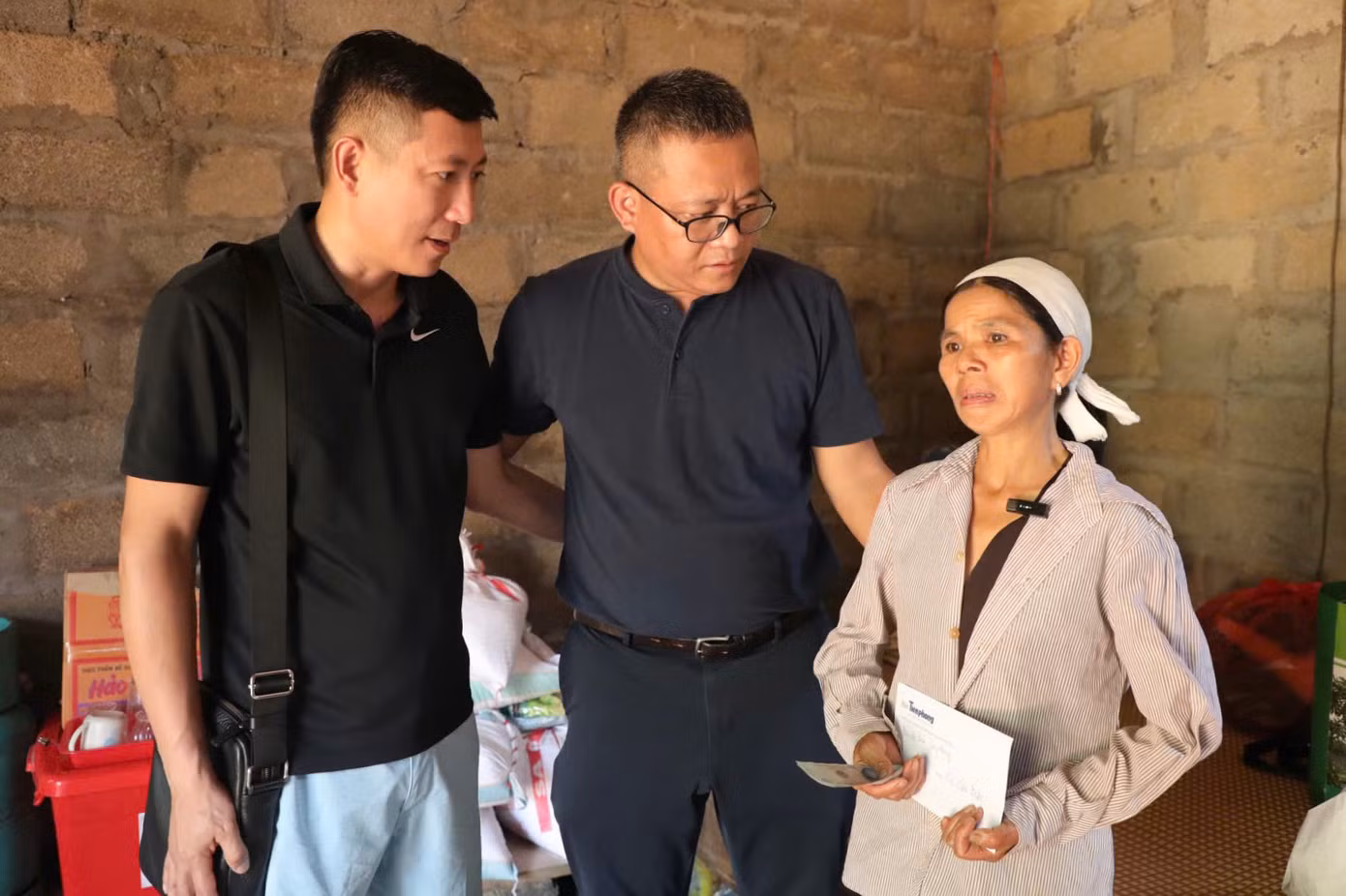 Nhà báo Hồ Sỹ Lực, Phó trưởng Ban Bạn đọc và Công tác xã hội báo Tiền Phong chia buồn với gia đình chị Nết và trao tặng ủng hộ gia đình 5 triệu đồng. "Đây là phần đóng góp của các nhà hảo tâm qua báo Tiền Phong làm lễ đến thắp hương, động viên gia đình", Nhà báo Hồ Sỹ Lực nói. Tại đây, anh Lực, nhà hảo tâm tại Bắc Ninh cũng ủng hộ gia đình chị Nết 5 triệu đồng, mong chị sớm ổn định cuộc sống. Sau đó, trên hành trình, anh Lực tiếp tục trao 15 triệu đồng cho 3 trường hợp có người nhà tử vong tại Lạng Sơn và Cao Bằng.