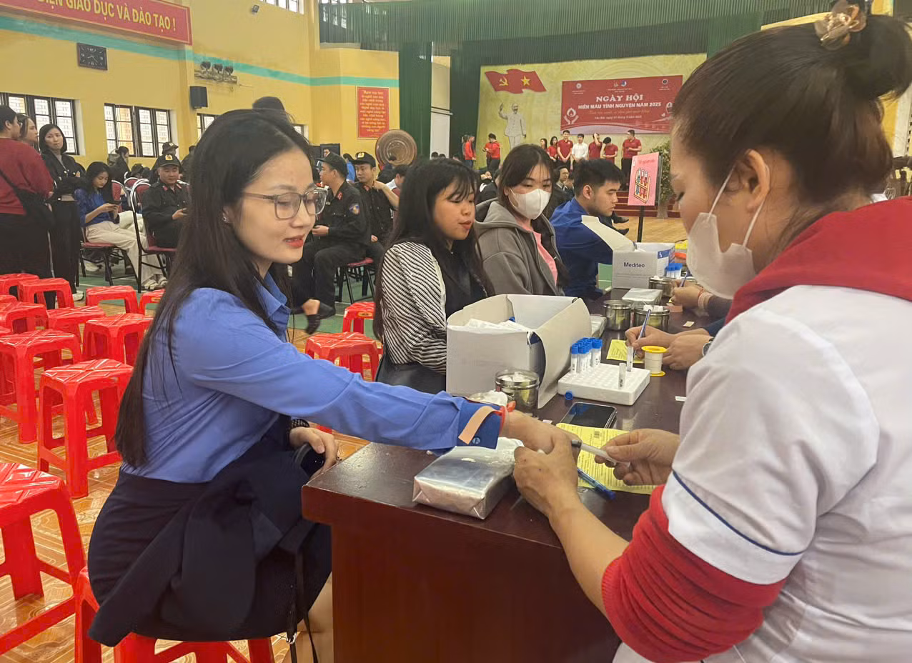 Đông đảo đoàn viên, thanh niên tham gia hiến máu tình nguyện.