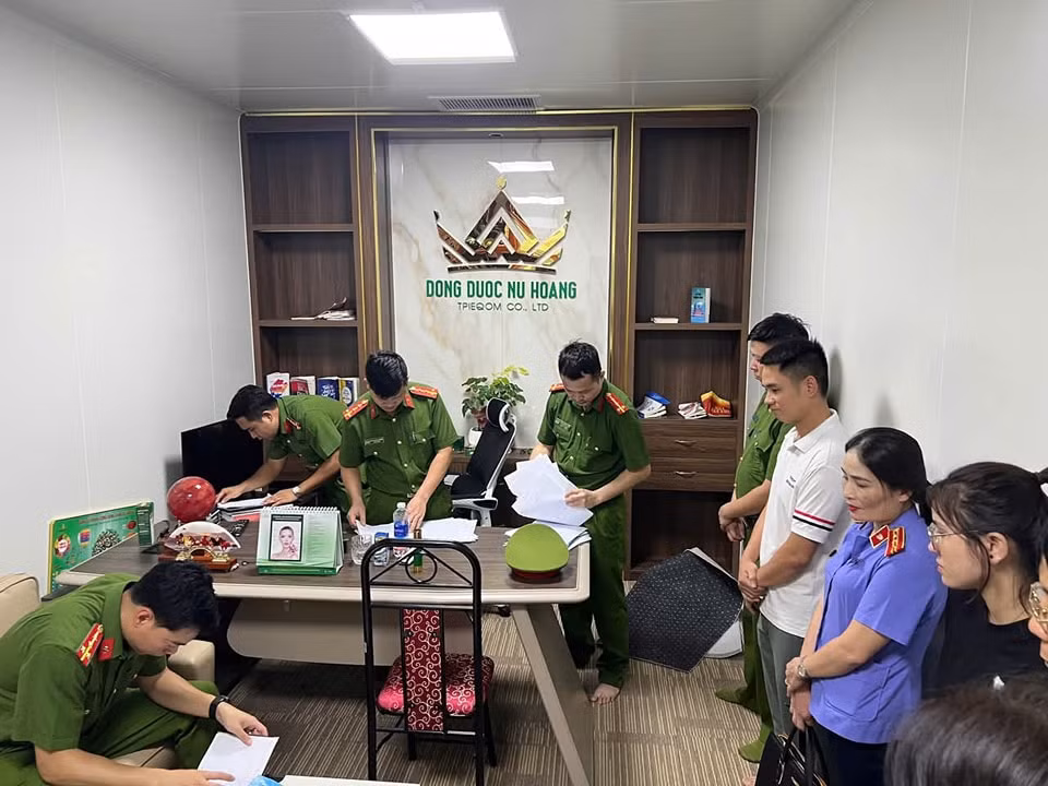 Công an tỉnh Yên Bái vừa thu giữ số lượng lớn sản phẩm mỹ phẩm chưa được phép lưu hành tại Việt Nam. Công an tỉnh Yên Bái vừa thu giữ số lượng lớn sản phẩm mỹ phẩm chưa được phép lưu hành tại Việt Nam.