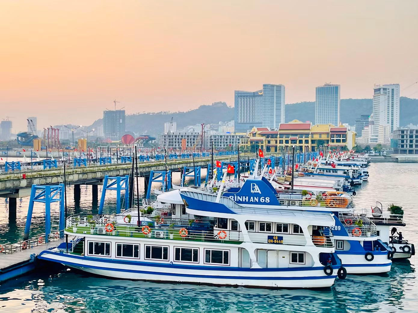 Tàu neo đậu tại cảng.