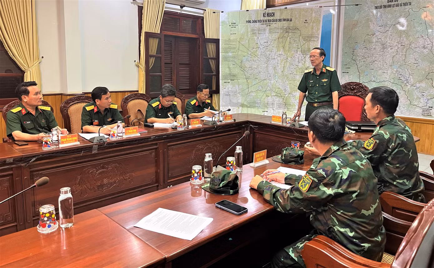 Thiếu tướng Nguyễn Đình Tiến - Phó Tư lệnh Quân khu triển khai công tác phòng chống bão số 4 tại các tỉnh Tây Nguyên.