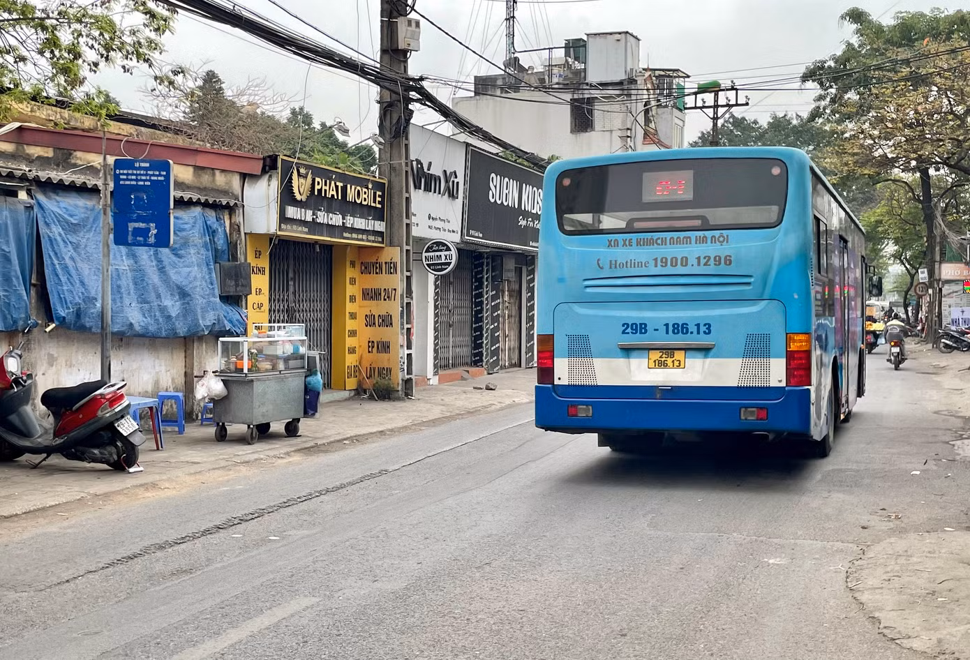 Đường Lĩnh Nam nối từ đoạn gầm cầu Thanh Trì đến đường Tam Trinh là đường giao thông quan trọng của quận Hoàng Mai. Con đường này có nhiều phương tiện giao thông qua lại, gồm cả các xe tải trọng lớn như xe tải, xe buýt.