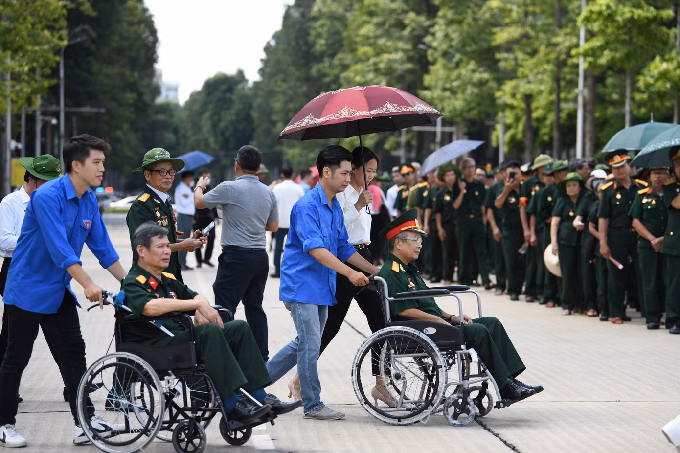Các thương binh nặng di chuyển tới Lăng Chủ tịch Hồ Chí Minh để vào viếng Chủ tịch Hồ Chí Minh và tham quan nhà sàn, nơi Chủ tịch Hồ Chí Minh từng sinh sống và làm việc.