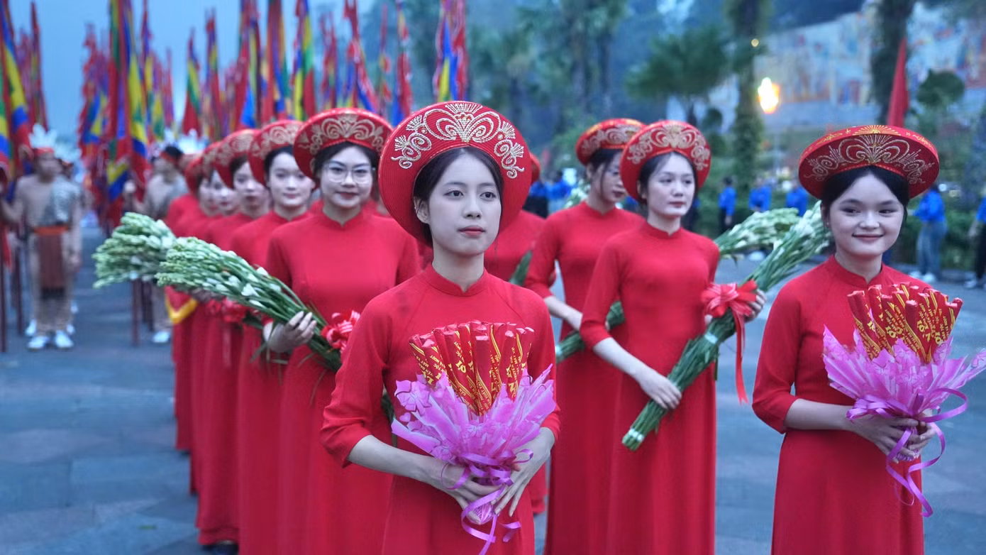 Các thiếu nữ mặc áo dài đỏ trong đoàn dâng hương.