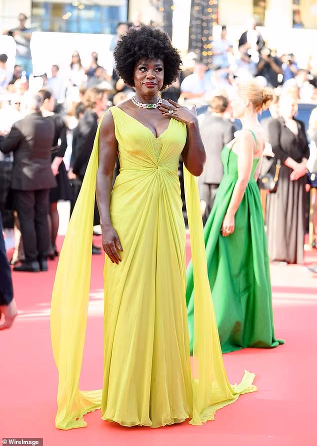 Diễn viên/nhà sản xuất Mỹ Viola Davis cũng ghi điểm với chiếc váy chiffon màu vàng tươi và trang sức bắt mắt. Ảnh: WireImage.