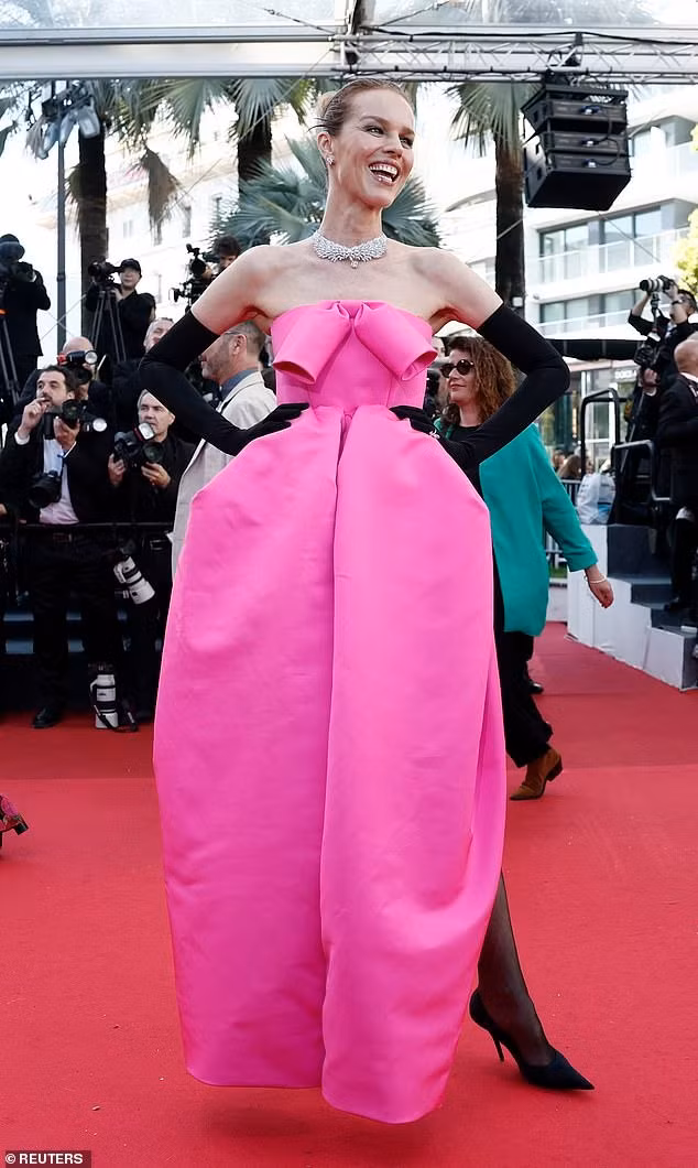 Siêu mẫu Séc Eva Herzigova nổi bật với váy hồng neon, kết hợp tất tay và chân màu đen cùng giày mũi nhọn cao gót. Ảnh: Shutterstock/Reuters.