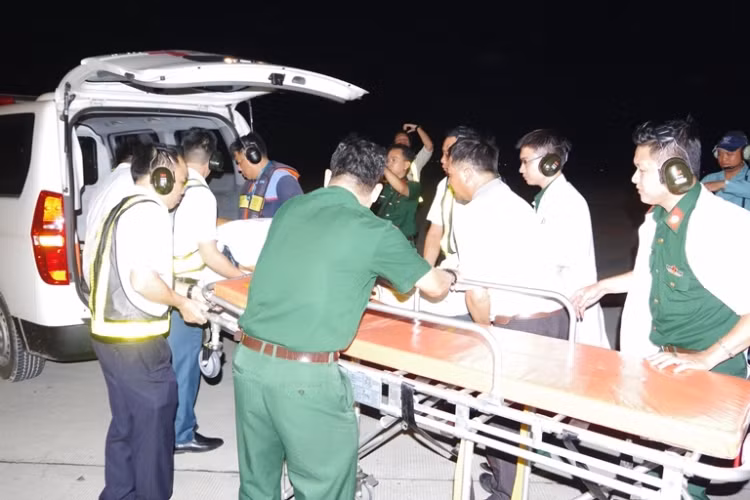 Trực thăng bay 'xuyên đêm' cấp cứu bệnh nhân từ Trường Sa về đất liền ảnh 1