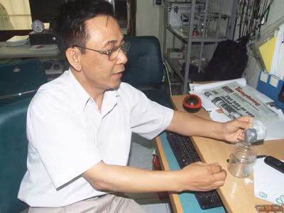TS Lê Quang Huy với gói bột siêu nặng từ một tiệm vàng ở tỉnh Lào Cai gửi về 