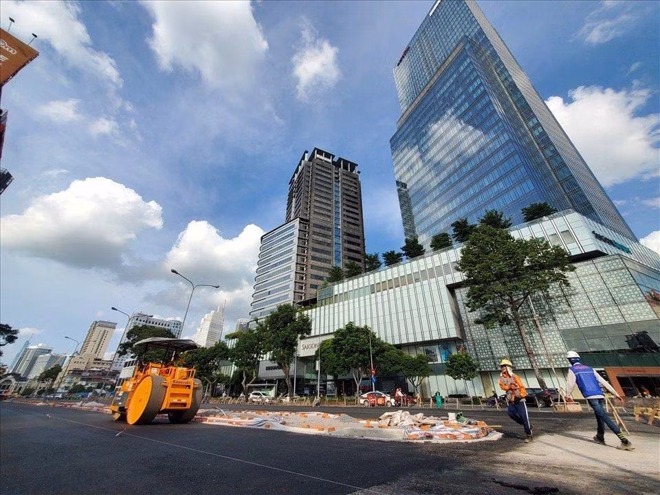 Sau 5 năm rào chắn phục vụ thi công tuyến Metro số 1 Bến Thành - Suối Tiên, đoạn đường từ ngã tư Lê Lợi - Pasteur đến trước ngã tư Lê Lợi - Nam Kỳ Khởi Nghĩa (quận 1) đường Lê Lợi tiếp tục được hoàn trả mặt bằng.