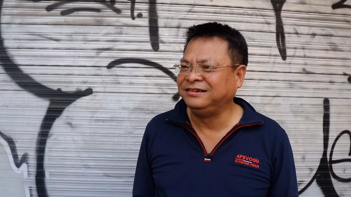 "Sống ở đây đã lâu từ khi đoạn đường bị rào chắn, thường ngày chúng tôi phải di chuyển bằng con đường khác. Giờ cao điểm, thường kẹt xe nghiêm trọng. Mỗi lúc tôi đi đón con đi học trở về rất mất thời gian do đường hẹp, lượng người quá đông", ông Hoàng Ngọc Lợi - người dân sinh sống ở khu vực đường Lê Lợi, quận 1 cho biết và bày tỏ sự phấn khởi khi đường Lê Lợi sắp được tháo dỡ rào chắn.