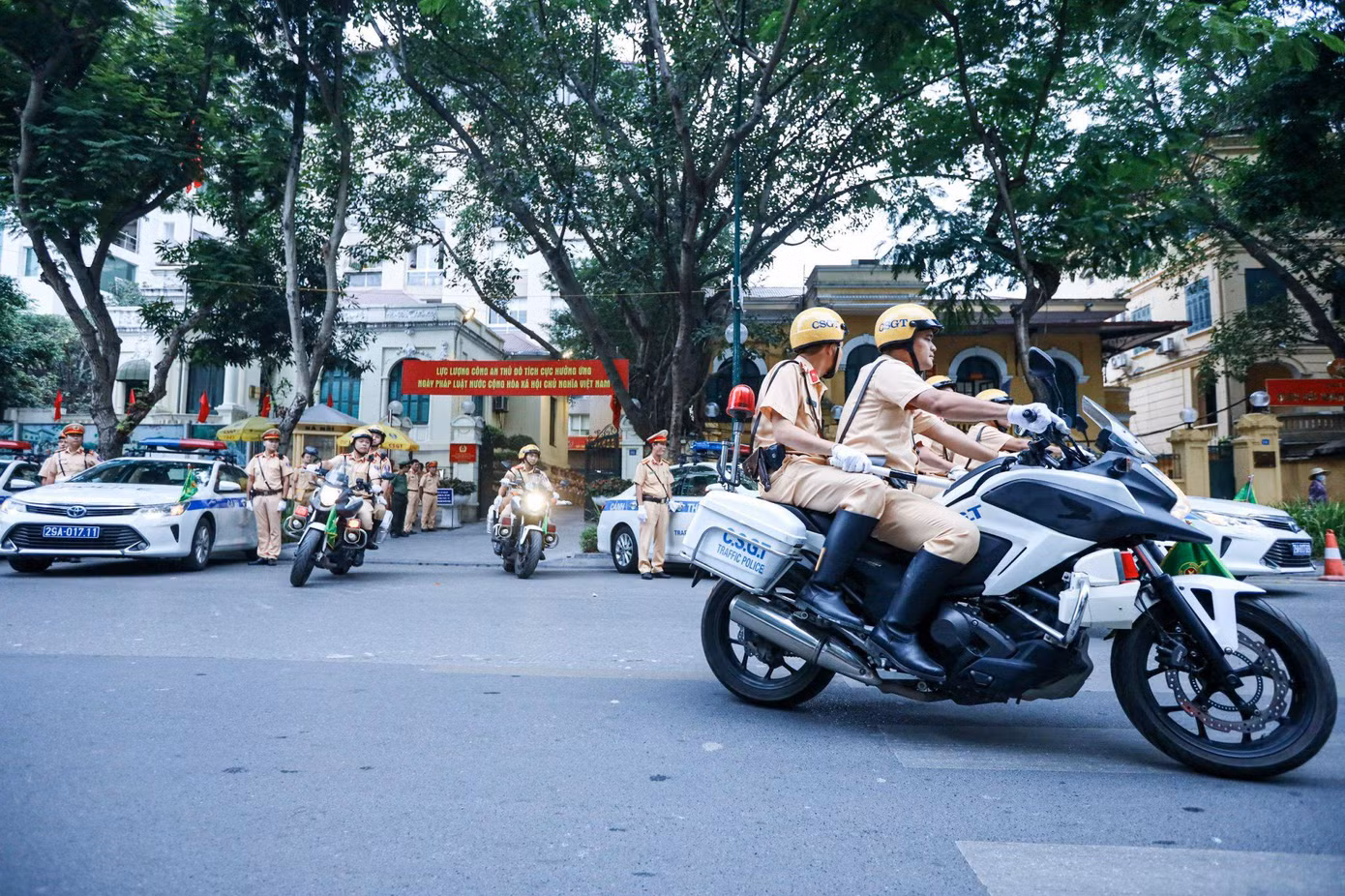 CSGT Hà Nội ra quân đảm bảo TTATGT dịp Tết.