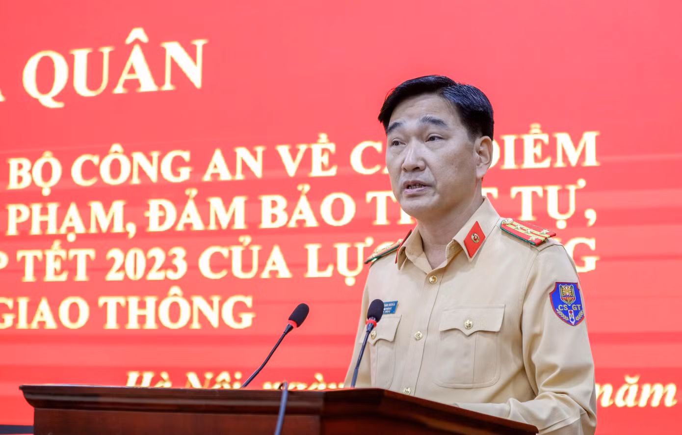 Đại tá Trần Đình Nghĩa - Trưởng Phòng CSGT Hà Nội phát biểu tại lễ ra quân.